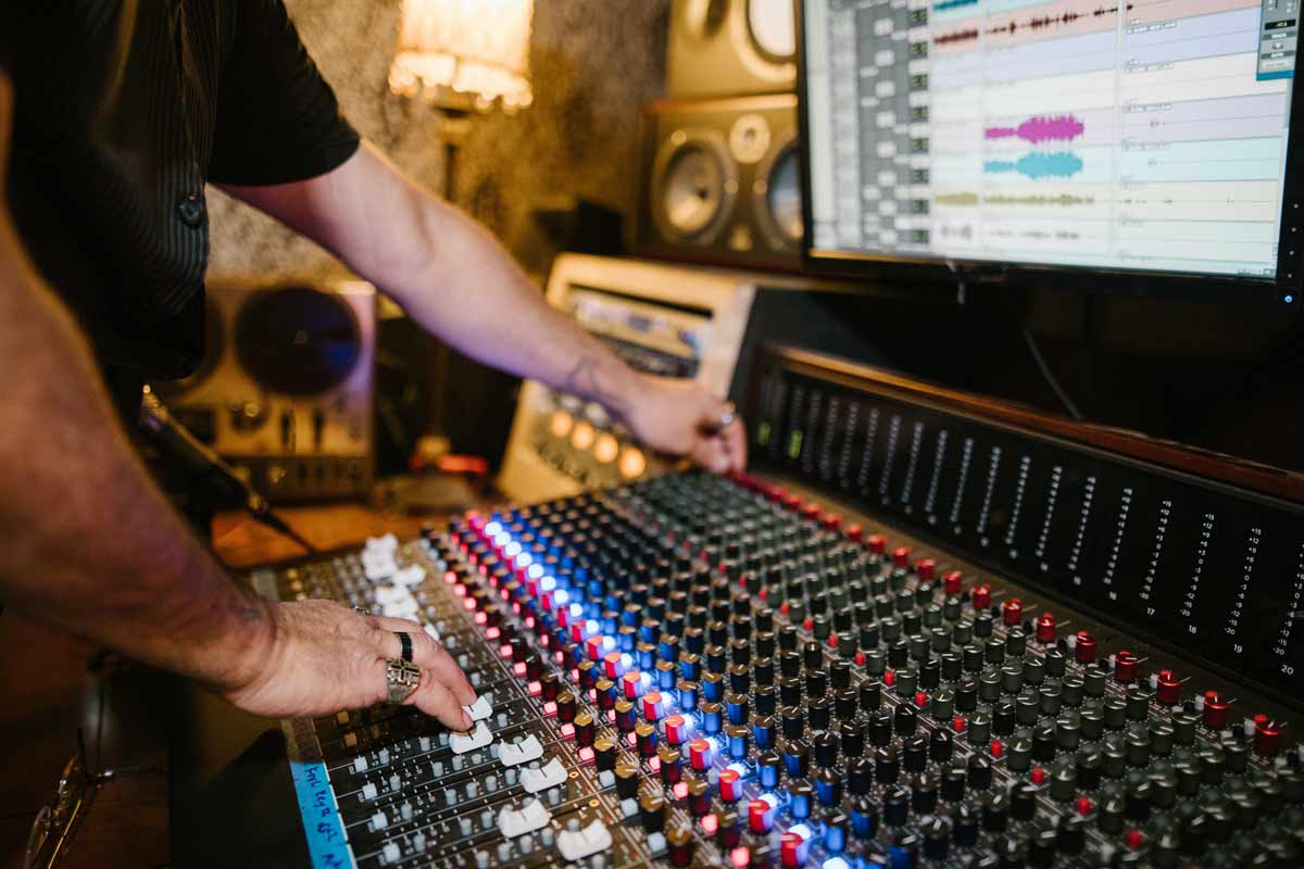 Mixing-Small Mixing audio, audio, audio engineer, musician, studio, audionerdz, academy, music academy