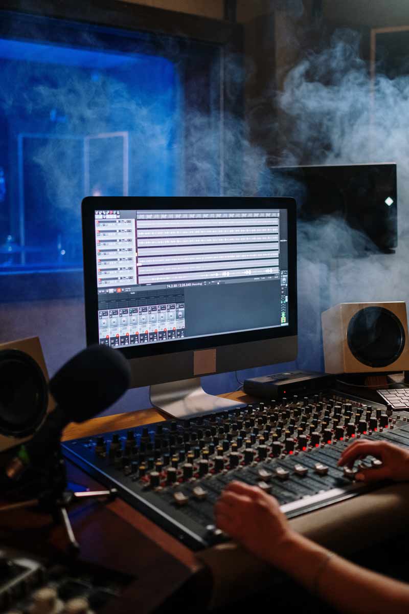 smokey-production-small studio, music production, smoke, audio, learning, music school, e-education. gear